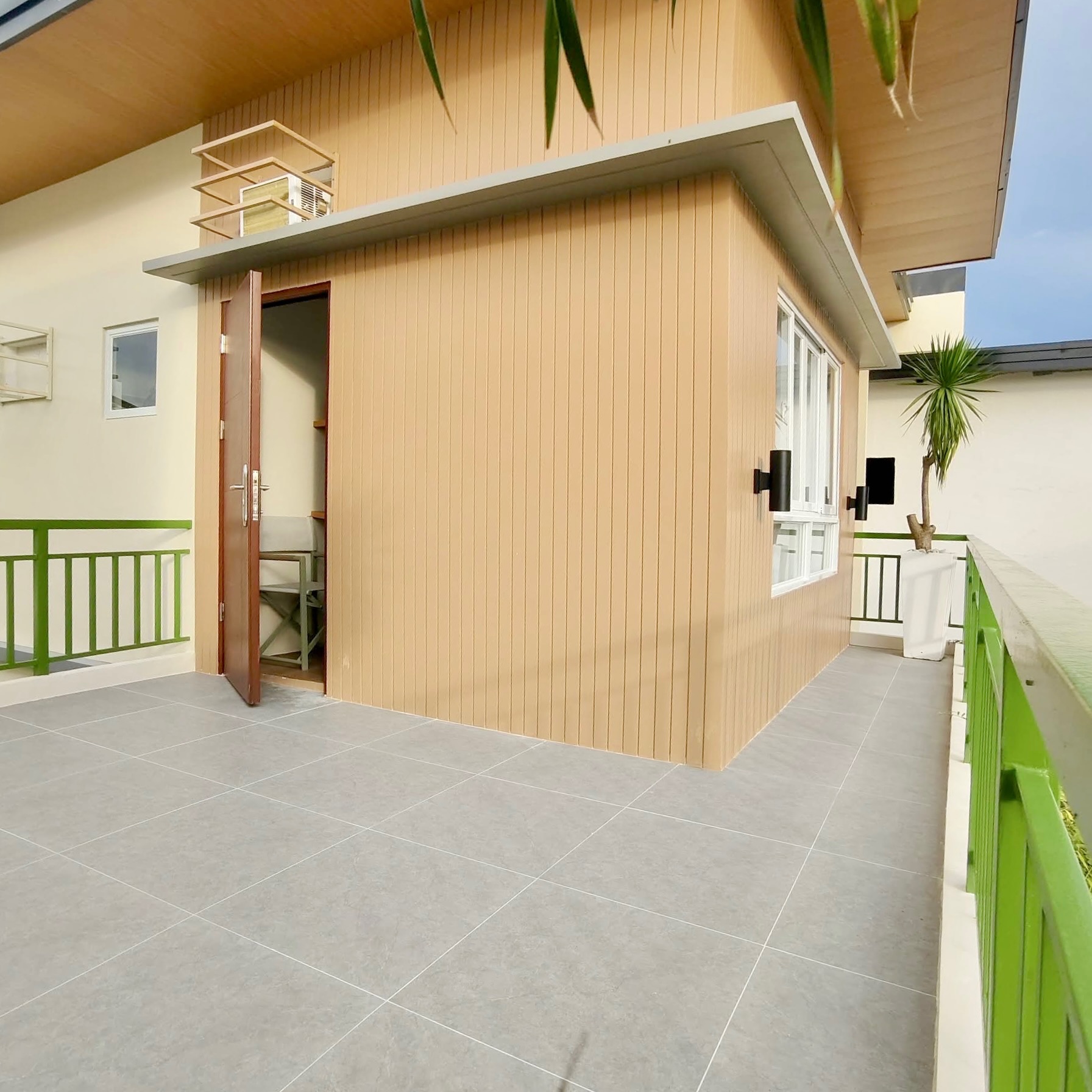 4D716EB5-36D4-403A-9856-B88D6515C5EF